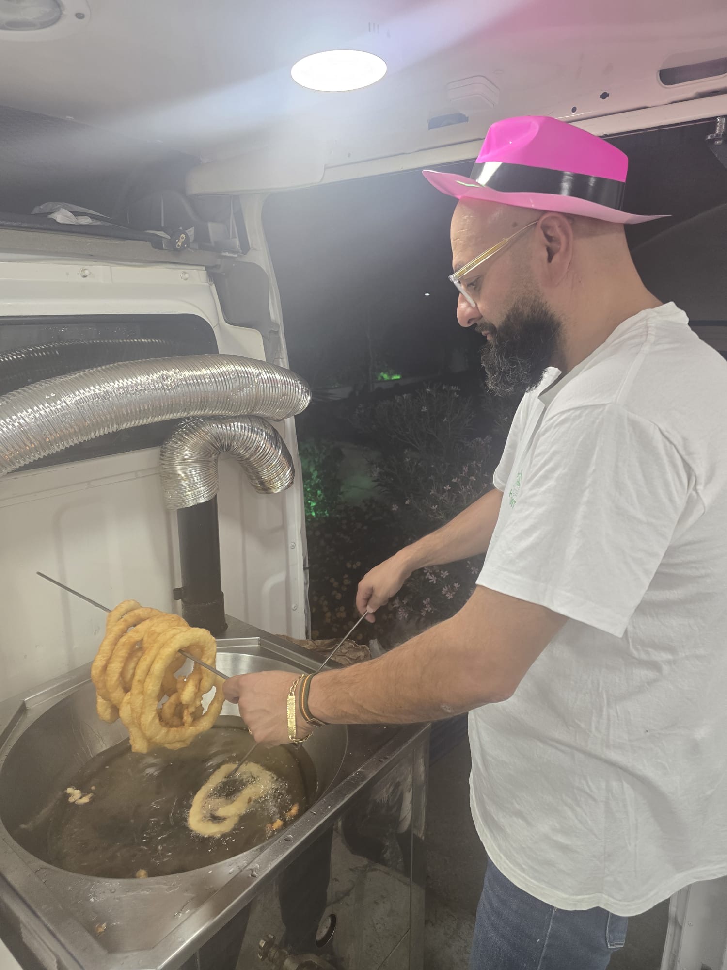Friendo churros en una boda